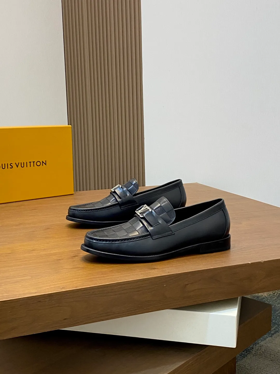 💰920 LV GLOVE slip-on loafers, top quality products produced in Guangzhou, ready for sale! These LV Glove loafers are made of selected soft crystal sheep leather. The leather surface has a slightly wrinkled texture and a very high-end texture. Each pair is unique. The leather surface is light and soft, with a delicate texture and good luster. It is a classic loafer style, with exquisite handmade mark stitching on the toe, and a square toe configuration to highlight the classic style. The horizontal band has hot-printed LV three-dimensional letters, semi-solid handcrafts and a genuine leather outsole, and a rubber patch on the heel to create wear-resistant performance and comfort. One of the must-have loafers for men! Comes with full original packaging! Code number: 39-40-41-42-43-44 (45 customized) standard leather shoe code